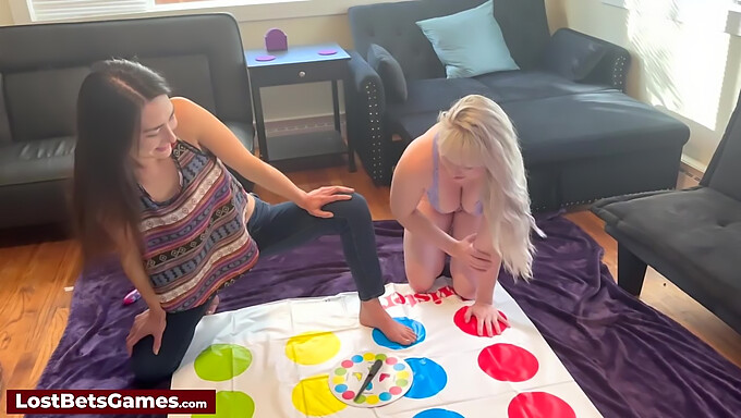 Lesbian Bermain Strip Twister Dan Menggunakan Mainan