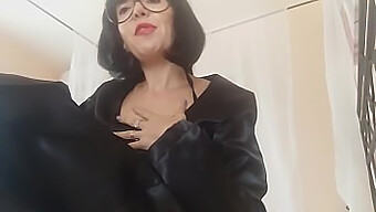 Eine Vollbusige Milf Gibt Ihrem Stiefsohn In Diesem Pov-Video Eine Massage.