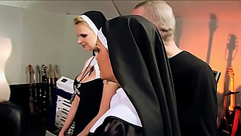 Monjas Con Nylon Se Involucran En Un Encuentro Grupal Erótico