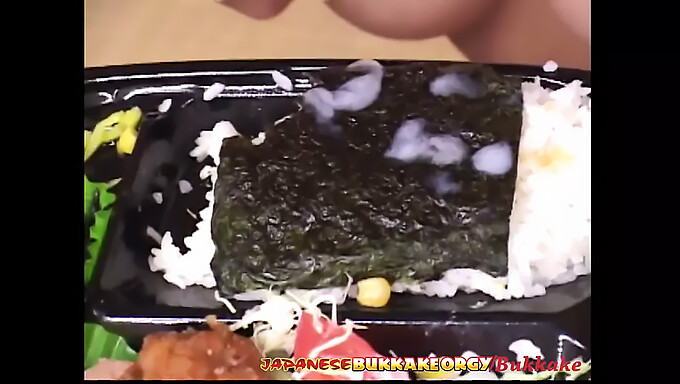 Ejaculare Pentru Un Adolescent Japonez Într-Un Videoclip Bukkake Cu Tematică Sushi