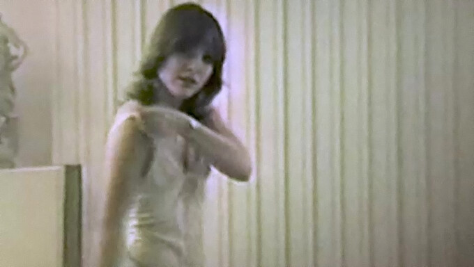 Vintage Tyttö On Aistillinen Striptease Vuonna 80s Video