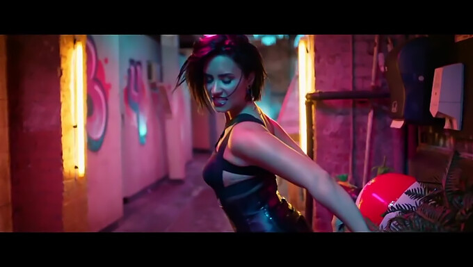 Pogled Demi Lovato Skozi Kopalke V Kul Poletnem Videu