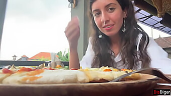 Une Fille Avale Une Pizza Et Du Sperme En Plein Air Dans Une Vidéo Fétichiste À Thème Bdsm.