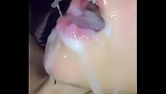 Masturbación Con Un Consolador Y Acabado Facial