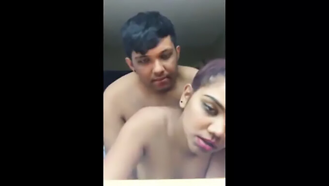 Bhabhi Indiană Îi Face Plăcere Orală Șefului Ei Acasă