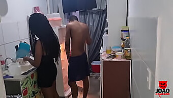 Esposa Morena É Pega Pelo Marido E Fodida Na Cozinha.