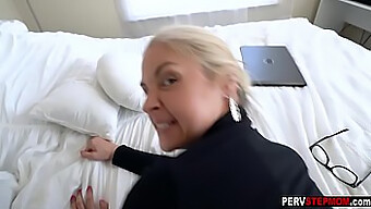 Mogen Blond Milf Njuter Av En Ny Omgång Med Sin Styvsons Kuk