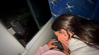 Uma Garota Ousada Se Entrega A Um Encontro Quente Em Um Ônibus Público, Recebendo Habilmente Um Clímax Inesperado