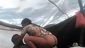 Un Couple Desi Profite D'Une Gorge Profonde Et D'Une Branlette Dans Une Vidéo Faite Maison