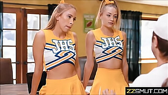 La Formazione Anale Della Squadra Di Cheerleader Con Un Allenatore Severo