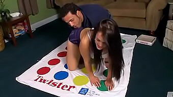 Yaz Szemtelenkedik Egy Twister Játékban.