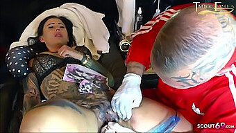 La Adolescente Alemana Snowwhite Hace Una Mamada En Vivo Y Recibe Un Tatuaje En Su Coño