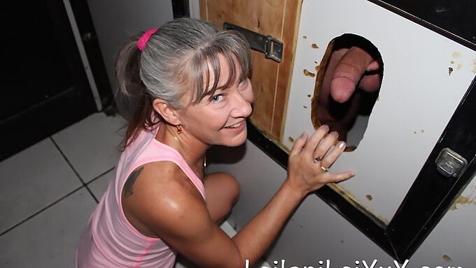 Donna Matura Gode Per La Prima Volta Di Un Pompino In Un Glory Hole